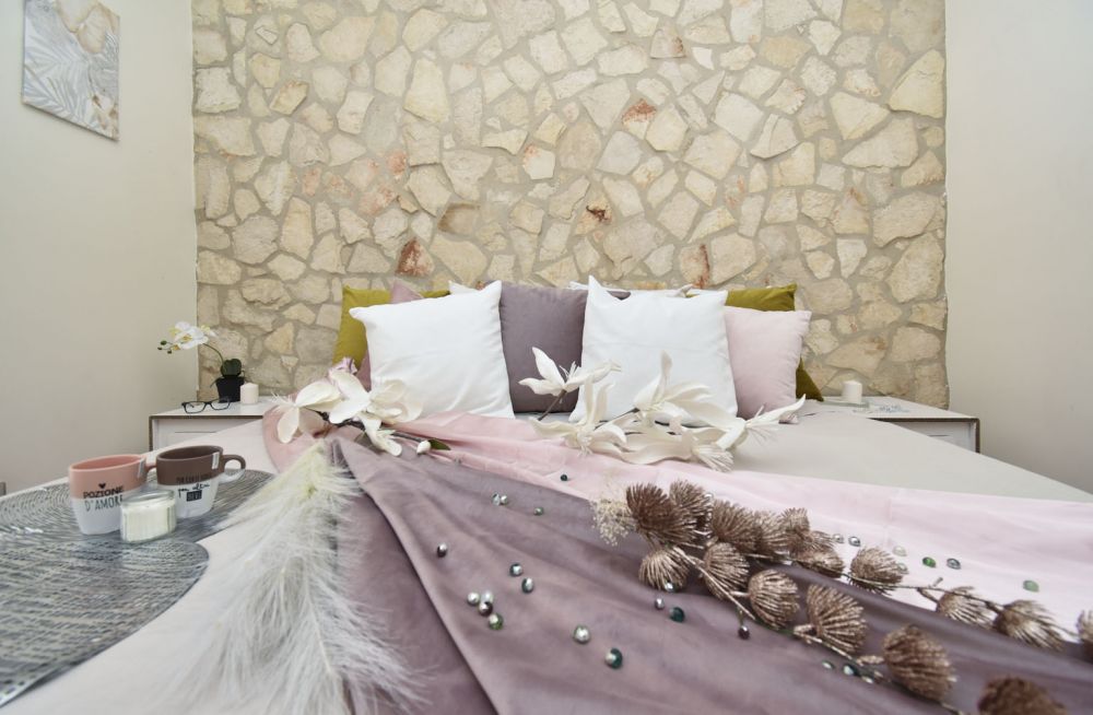 La morbidezza dei cuscini, la linearit&agrave; di colori e tessuti, lo charme dei decori e due tazzine per un buongiorno.