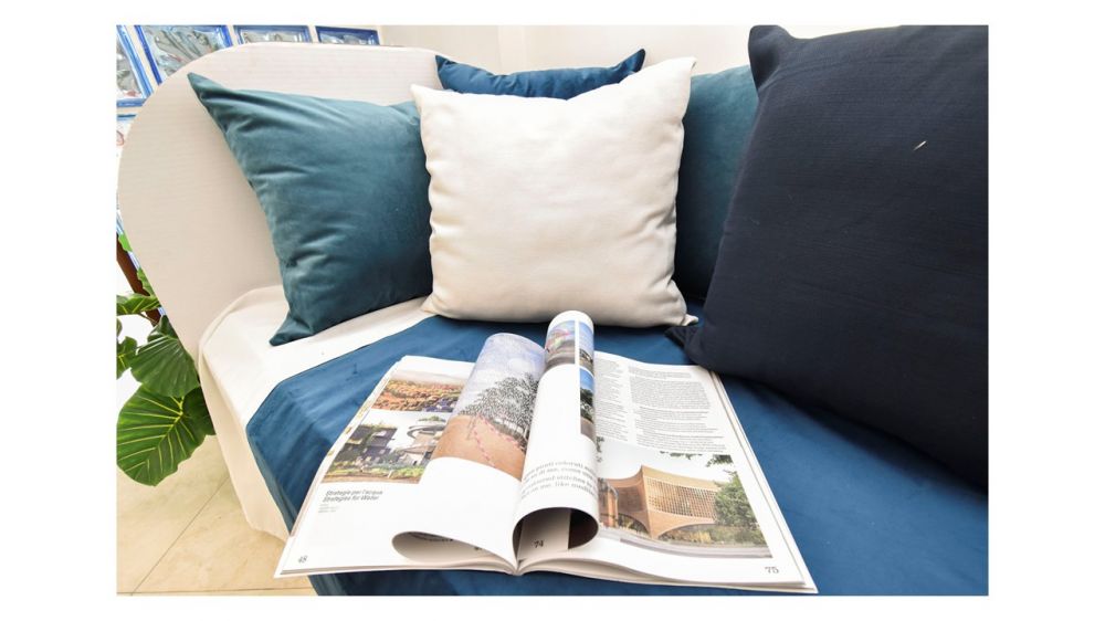 Una rivista da sfogliare comodamente seduti sul divano; un dettaglio semplice, di vita quotidiana.